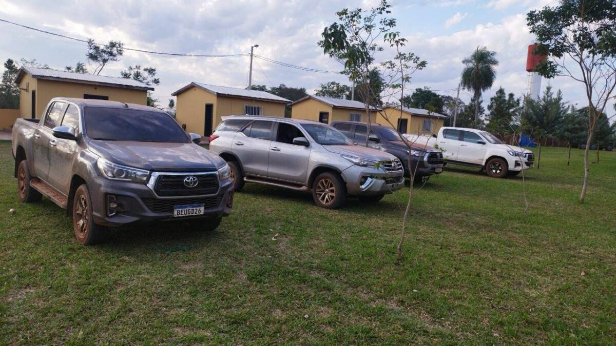 Analizan vehículos altagama abandonados en paraje