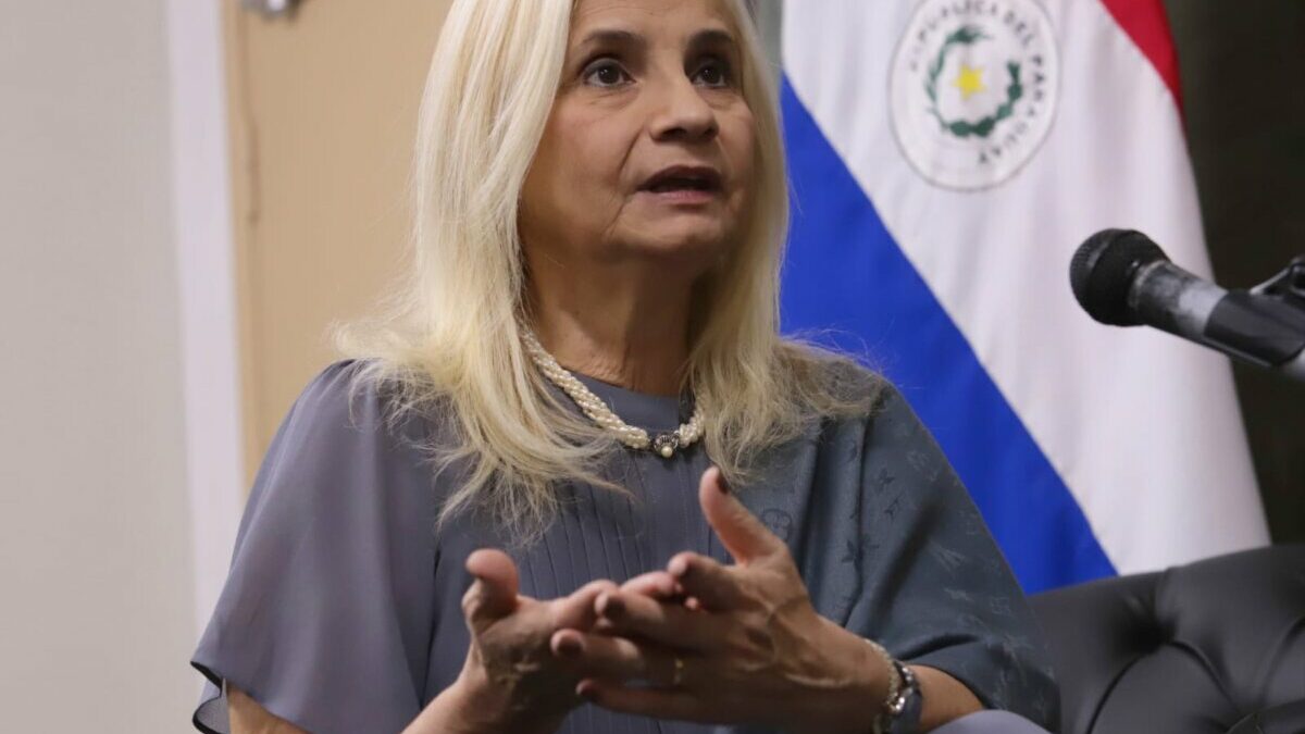 Exministra de la Senad recupera custodia