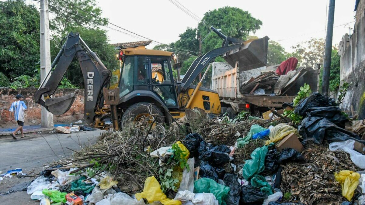 Retiran más de 8 toneladas de basura en vertedero clandestino