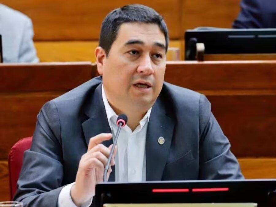 Senador propone eliminar seguro médico privado en el Estado