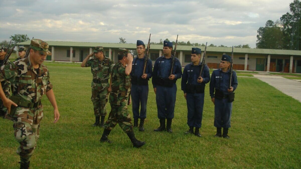 Instan a jóvenes a cumplir con el servicio militar