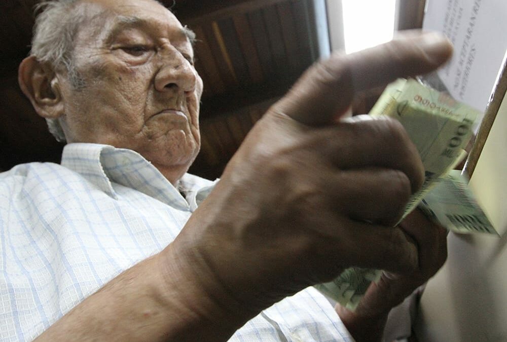 Fallecidos copan listas de pensiones y culpan al Registro Civil