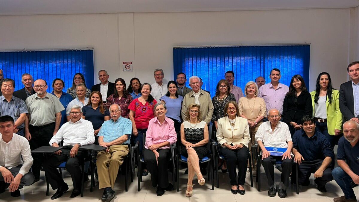 Universidad Católica homenajeó a docentes jubilados y personal administrativo