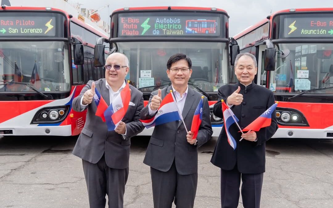 Hacia la movilidad eléctrica con buses donados por Taiwán