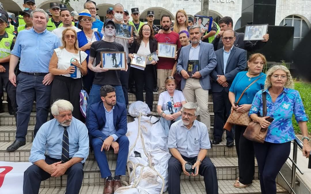 Denuncia a policías que enfrentaron a manifestantes en el PJ